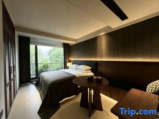 Standard Twin Family room with courtyard view