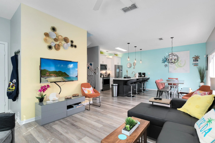 Newly upgraded modern 4BR/3BA private pool TH, Four Corners