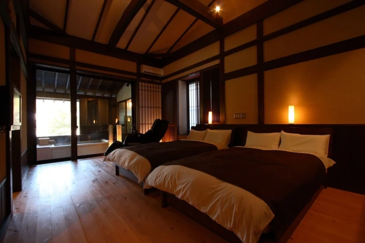 Standard Twin room with balcony