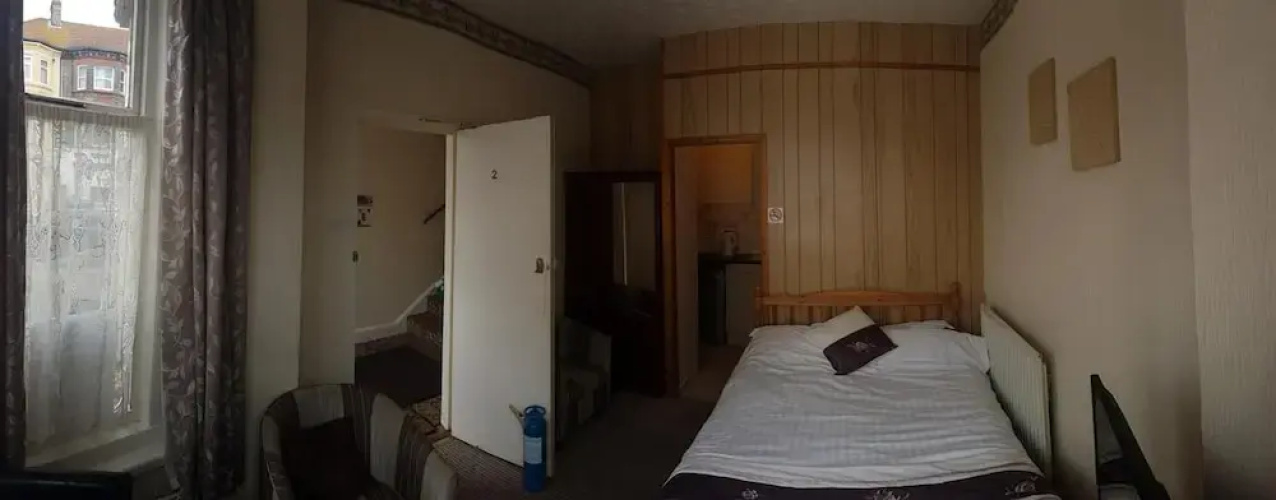 Flat - Sleeps 2 & Parking Available