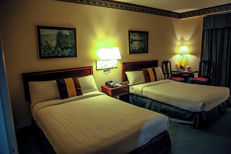 Standard Quadruple room with partial view