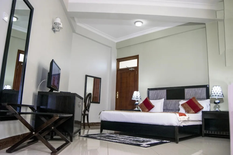 Flomi Hotel