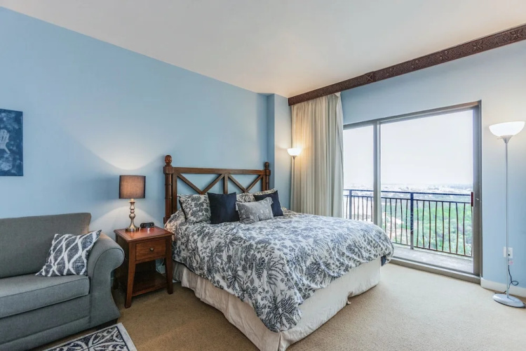 Updated Studio W/ Rooftop Pool Studio Bedroom Condo