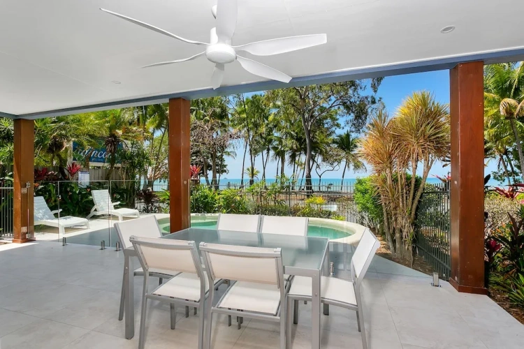 5 Bedrooms Cottage beachfront