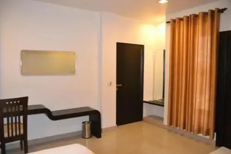 Hotel R R Inn