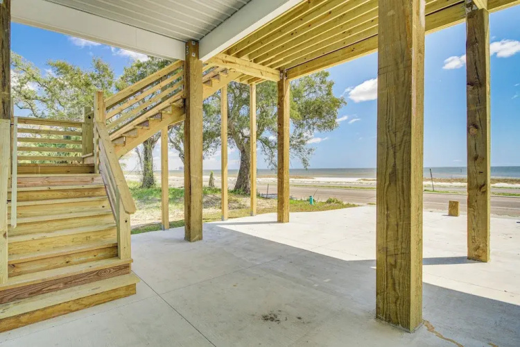 Long Beach Home w/ Views & On-site Beach Access!