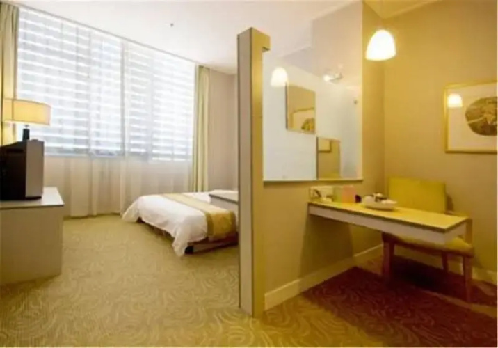 Hotel the Land