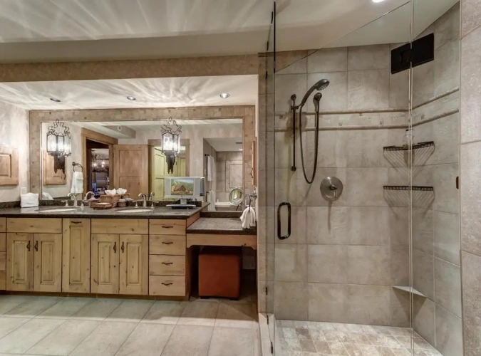 4 Bedrooms Apartment