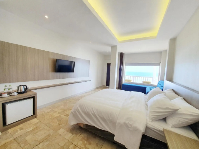 77 Sunset Plaza