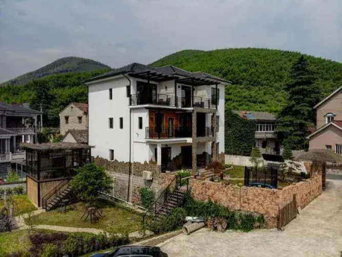 Stream Banks Private Hostel