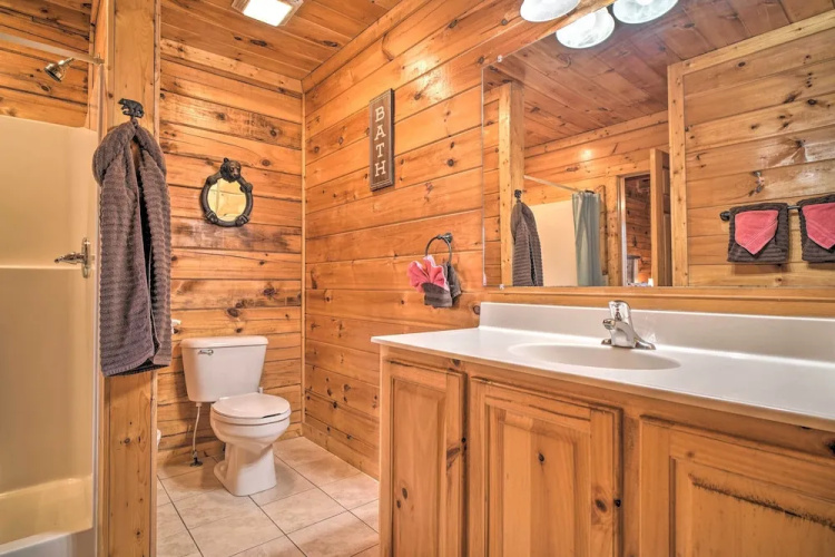 Mountain Pool Lodge Sevierville Cabin w/ Hot Tub