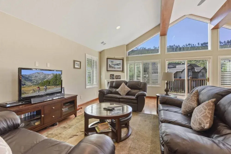 Mule Meadows Classy, Split Level South Tahoe Home!