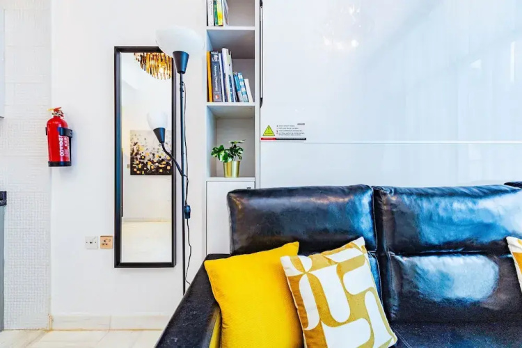 Waves - Chic Studio With Balcony Overlooking City Views