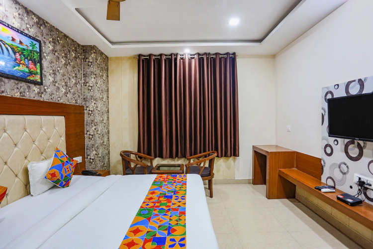 Fabhotel Frolic
