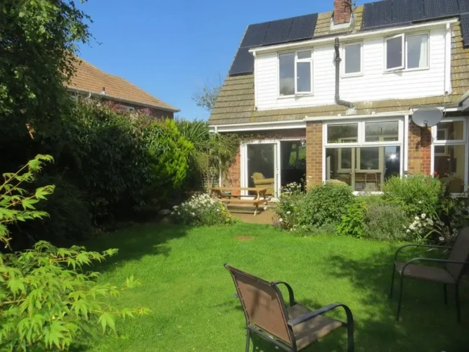 2 Bedrooms Bungalow