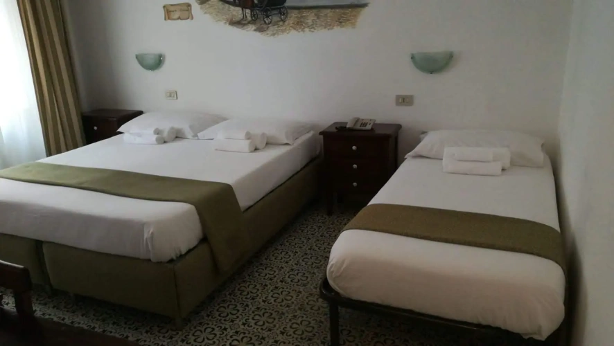 Standard Triple room