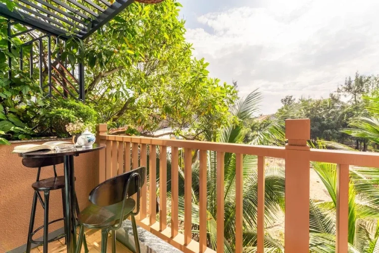 Deluxe Triple room with balcony and with garden view