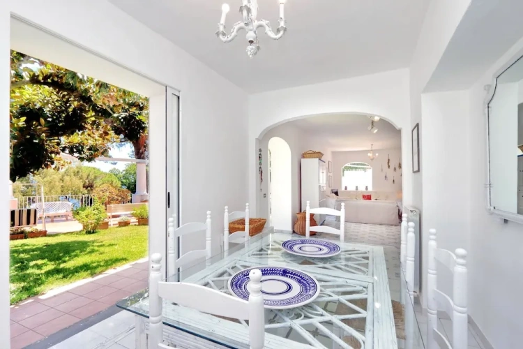4 Bedrooms Apartment