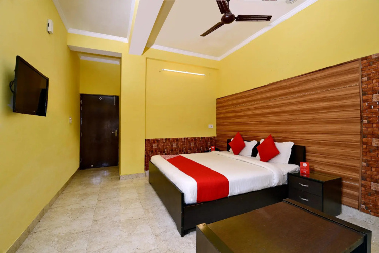 OYO Flagship 4464 MAIRA RESIDENCY