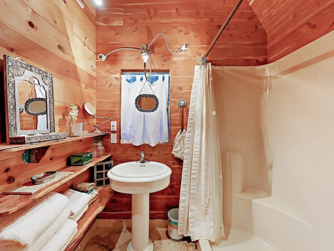 10202 Wommack Rd Cabin