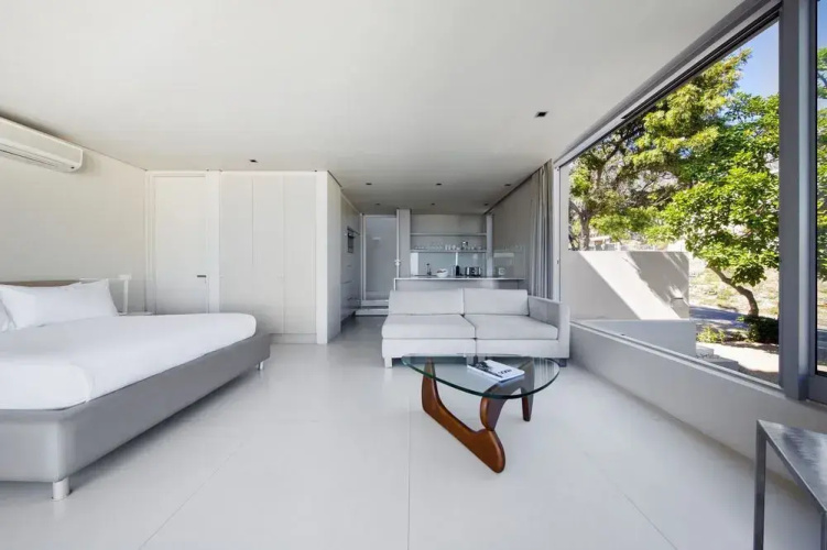 008 Bond Villa