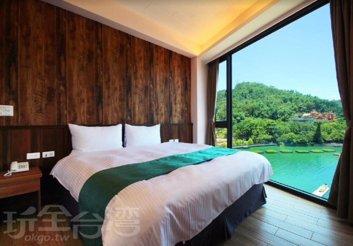 Standard Double room with lake view