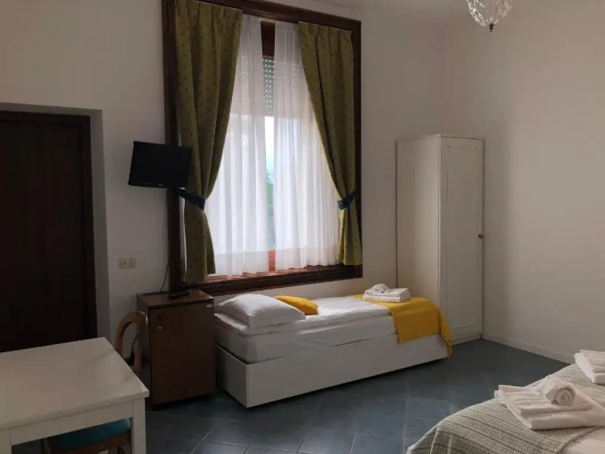 Standard Triple room with garden view