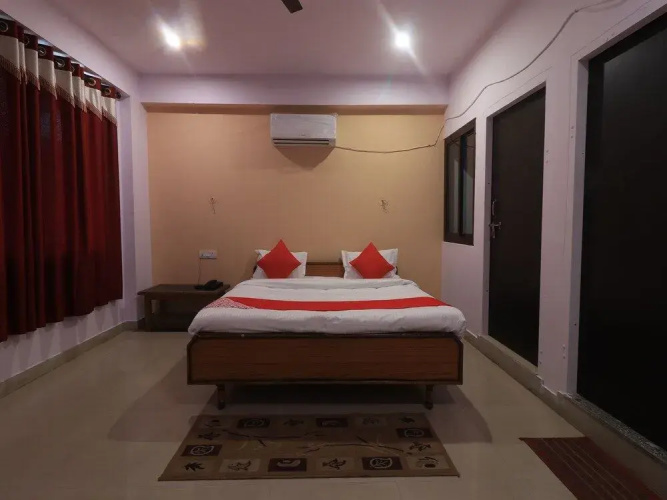 OYO 28636 Roopam Places