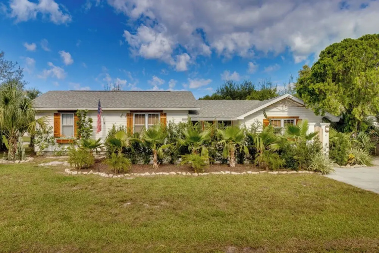Mount Dora Home: Private Pool, Spa & Tropical Bar!