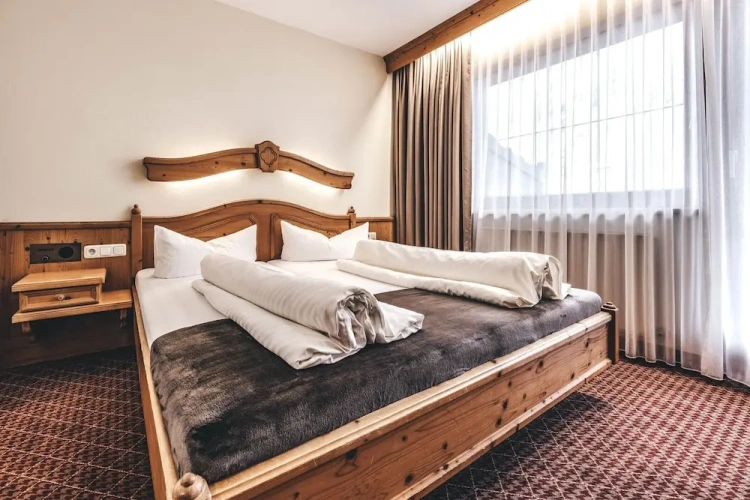 Classic Double room with balcony and with mountain view