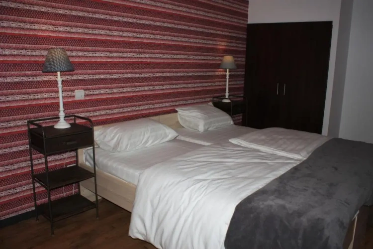 6 Bedrooms Villa