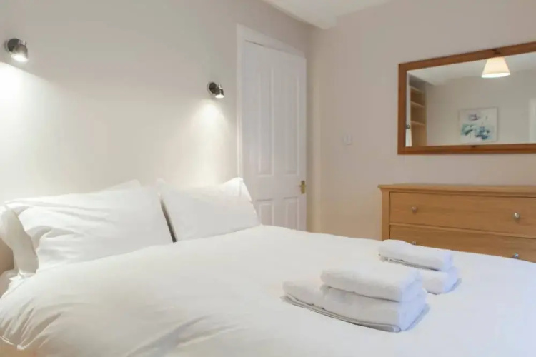 2 Bedroom Flat In West End