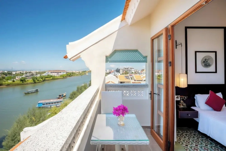 Suite with balcony and with river view