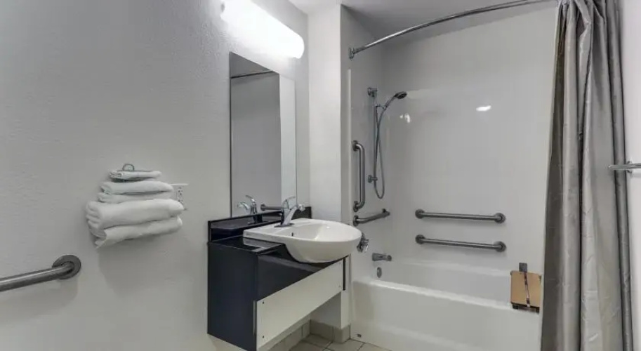 Rodeway Inn & Suites