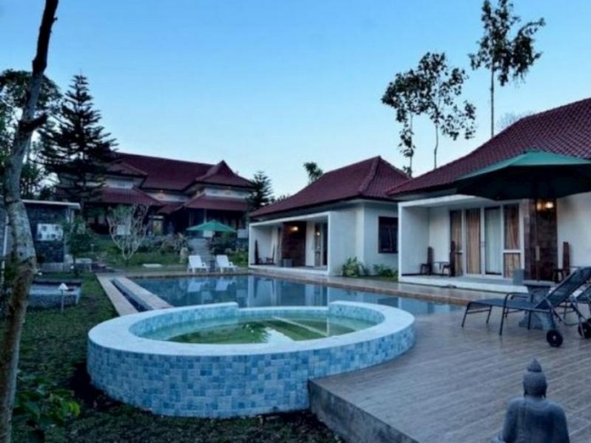 Deluxe room with pool view