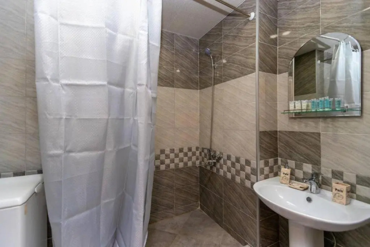 Cozy 2BR apt w Balcony on Aghmashenebeli ave