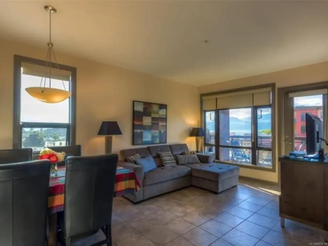 2 Bed 2 Bath Corner Unit Overlooking Pool #501