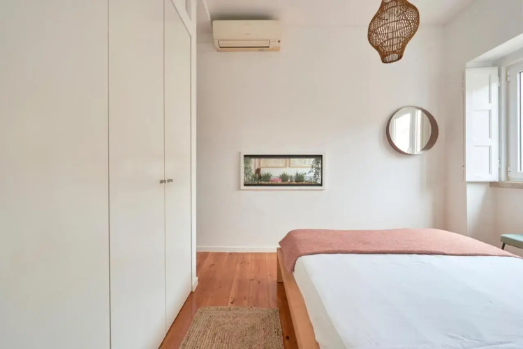 Sunny Renovated Apt With AC, By TimeCooler