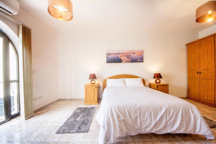 3 Bedrooms Apartment