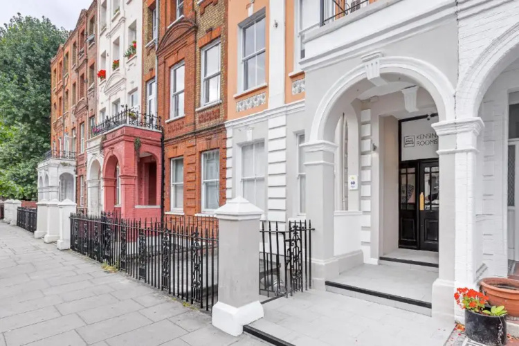 Bob W London Earl's Court -Warwick Road - 