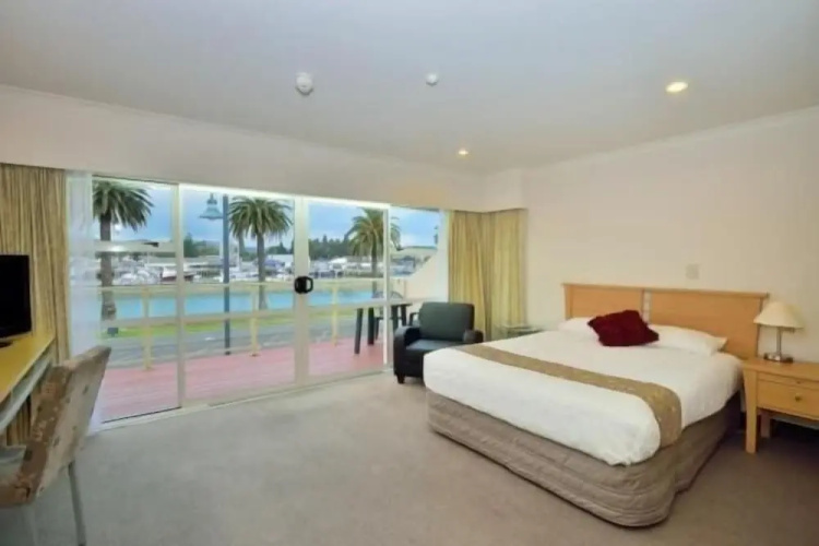 Senator Motor Inn