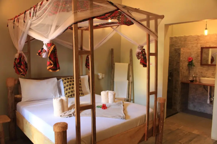 Chanya Lodge