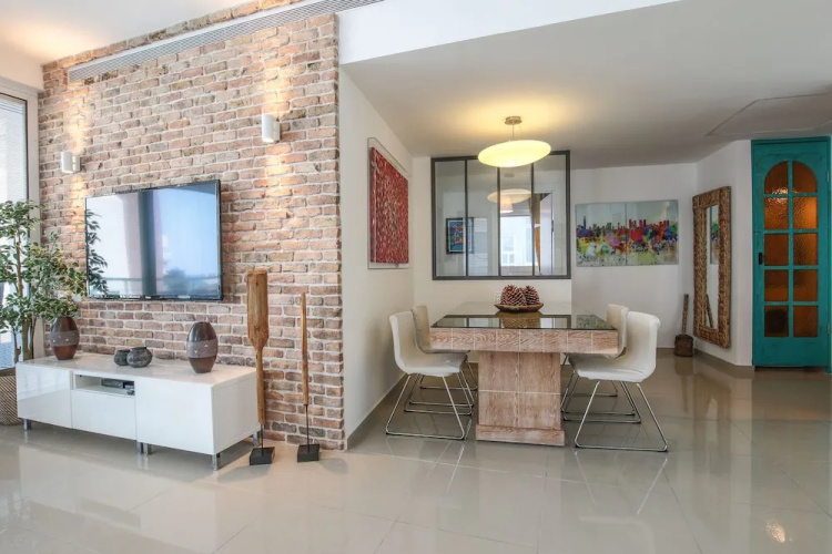 High Standard Seaside Apartment w/ Parking
