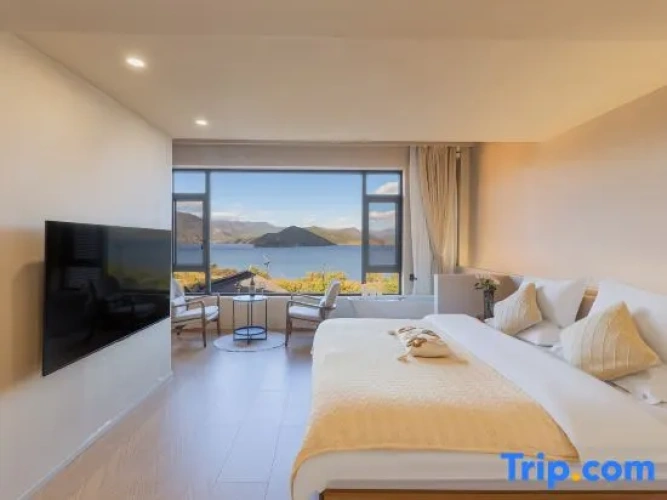 2 Bedrooms Deluxe Duplex Suite with lake view