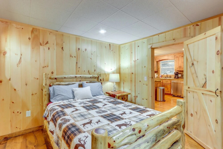 Wooded Blue Ridge Cabin: 2 Decks, Fire Pit!