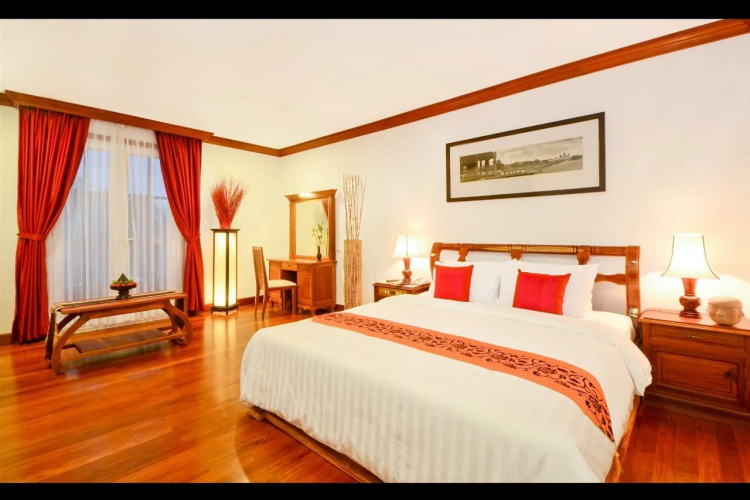 The Suite By Royal Crown Hotel