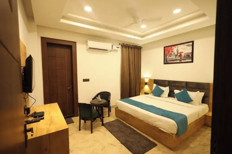 Radha Bihari Nikunj Inn & Restaurant