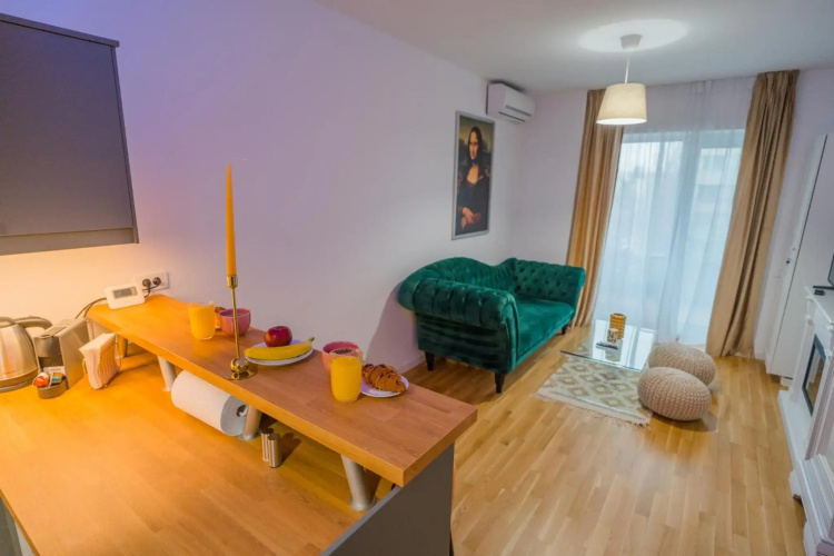 Central 1BR - city view + large balcony + Netflix