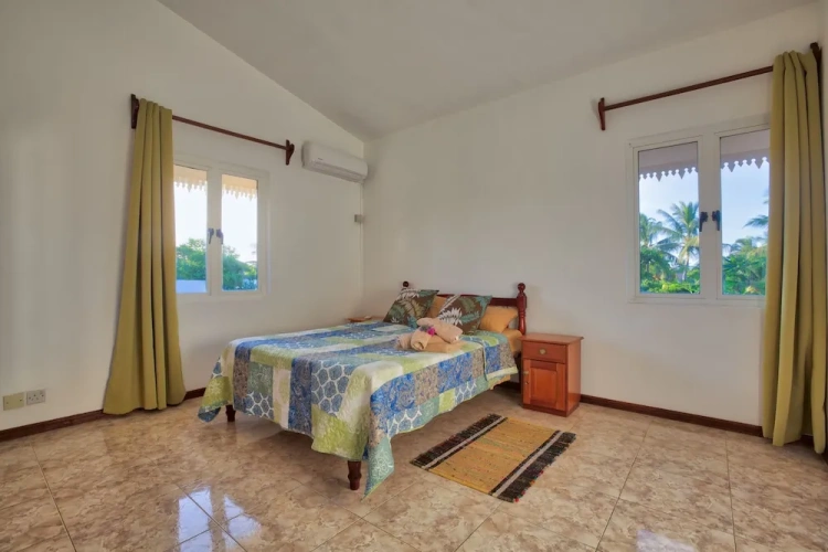 5 Bedrooms Villa