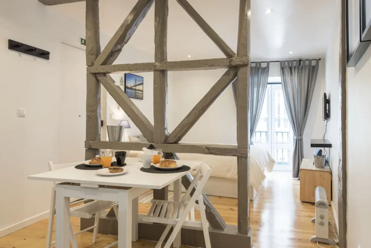 Lovely Flat Between Graça and Alfama by LCH